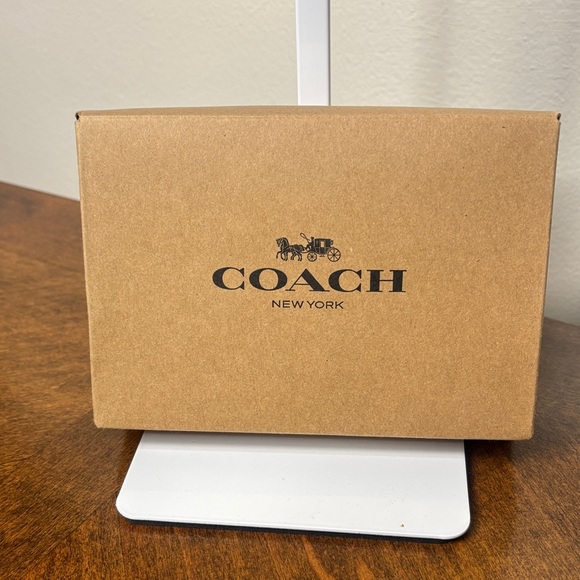 COACH (NEW IN BOX) SIGNATURE CAMO WRISTLET - Picture 3 of 12